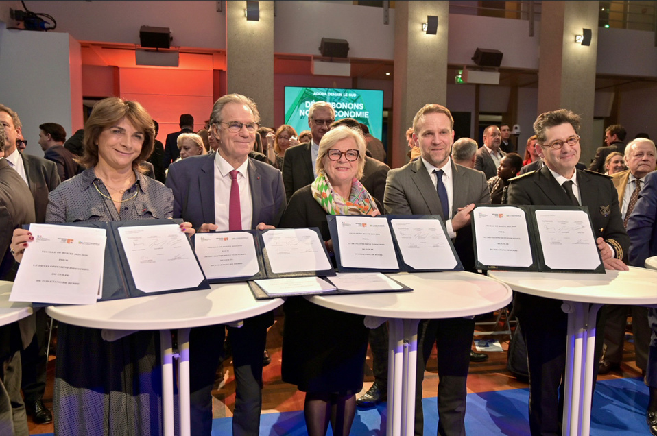 Signature de la feuille de route 2025-2030 pour le développement industriel du golfe de Fos - Étang de Berre par le président de la Région Sud Renaud Muselier, la présidente de la Métropole Aix-Marseille-Provence, Martine Vassal, et le nouveau préfet de région Georges-François Leclerc. © Yann Bouvier