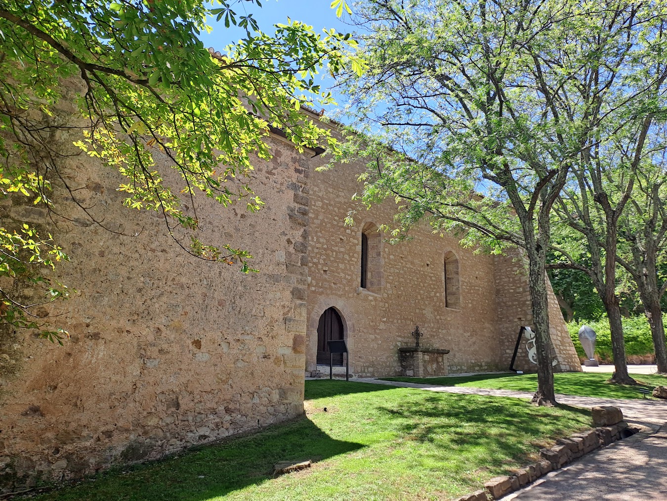 Derrière les murs de la chapelle Sainte-Roseline, des joyaux artistiques et religieux à découvrir avant ou après la visite au Musée des Beaux-Arts. (Photo JC Barla)