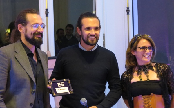 Christophe Hugon (Ville de Marseille) et Céline Souliers (Directrice Incubateur) ont salué la ténacité d'Anton Fert dans son projet Tchek. (Photo JC Barla)