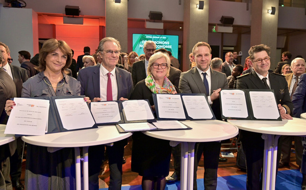 Signature de la feuille de route 2025-2030 pour le développement industriel du golfe de Fos - Étang de Berre par le président de la Région Sud Renaud Muselier, la présidente de la Métropole Aix-Marseille-Provence, Martine Vassal, et le nouveau préfet de région Georges-François Leclerc. © Yann Bouvier